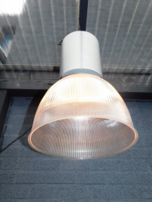 Fraaie grote metalen antieke industriële  hanglamp met fraaie lichtkap.