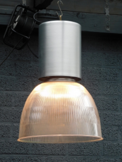 Fraaie grote metalen antieke industriële  hanglamp met fraaie lichtkap.