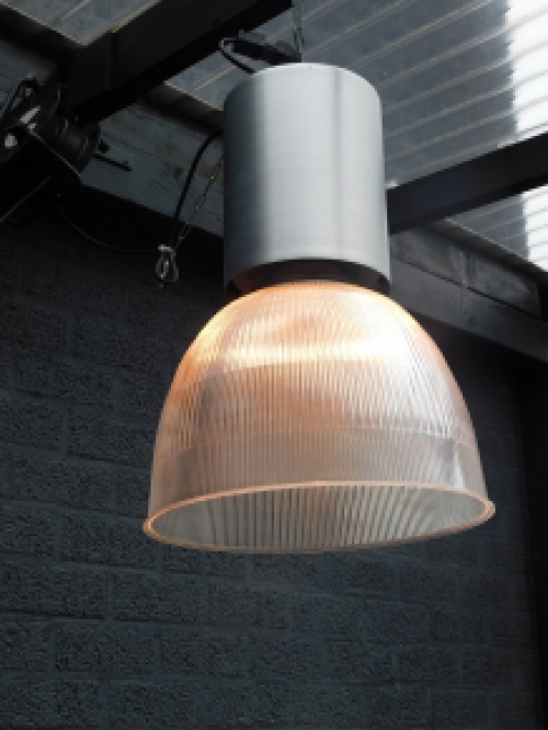 Fraaie grote metalen antieke industriële  hanglamp met fraaie lichtkap.