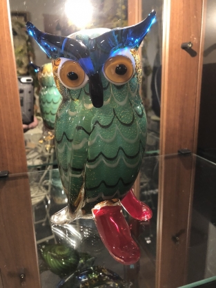 Mooie sculptuur van een grazende koe, prachtig in kleur gezet, echte eye-catcher!!