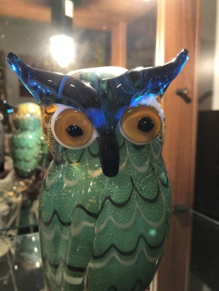 Mooie sculptuur van een grazende koe, prachtig in kleur gezet, echte eye-catcher!!