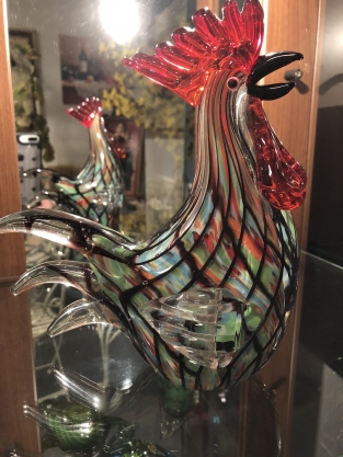 Mooie sculptuur van een grazende koe, prachtig in kleur gezet, echte eye-catcher!!
