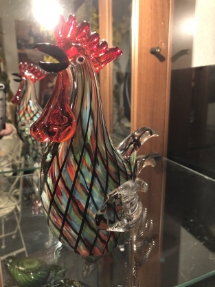 Mooie sculptuur van een grazende koe, prachtig in kleur gezet, echte eye-catcher!!