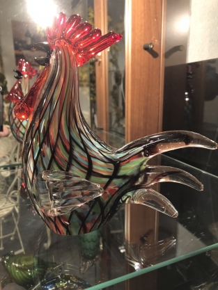 Mooie sculptuur van een grazende koe, prachtig in kleur gezet, echte eye-catcher!!