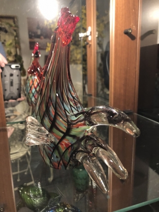 Mooie sculptuur van een grazende koe, prachtig in kleur gezet, echte eye-catcher!!