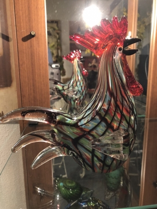 Mooie sculptuur van een grazende koe, prachtig in kleur gezet, echte eye-catcher!!