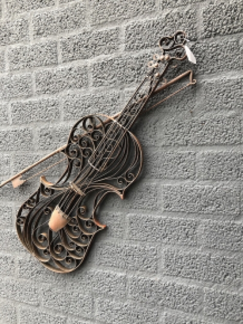 Beautiful wrought iron violin for the garden wall or indoors as a wall decoration!!