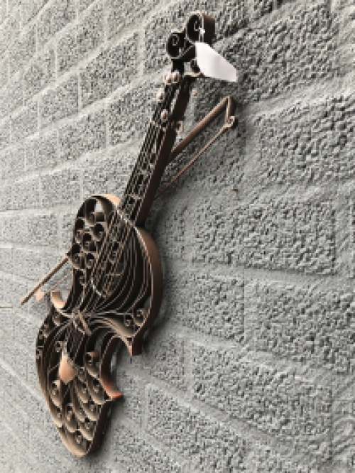Beautiful wrought iron violin for the garden wall or indoors as a wall decoration!!
