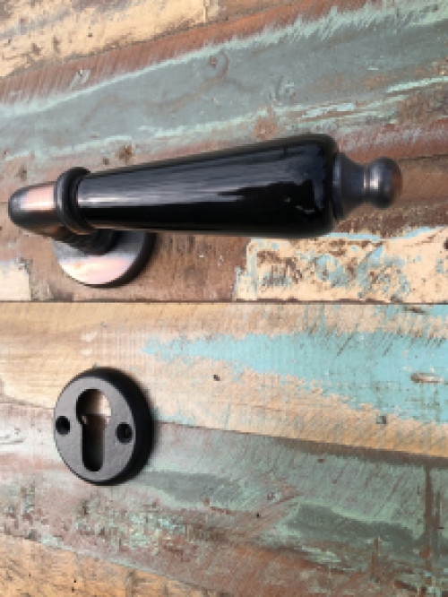 Prachtige set deurbeslag Karan-I0-copper antique look met zwarte  ceramische grepen en zwarte PZ rozetten.