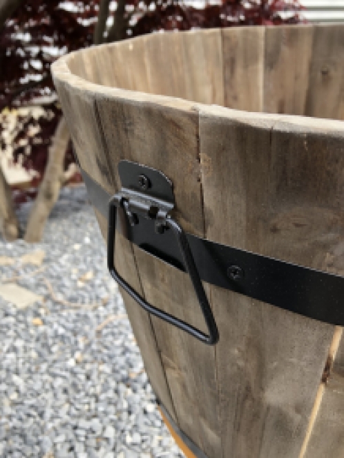 Set donkere houten bloembakken met fraaie metalen opbouw en handvaten.