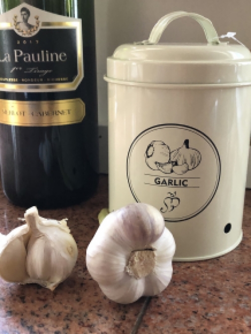 Beautiful decorative storage tin for garlic.