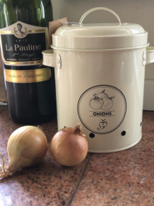 Beautiful decorative storage tin for onions