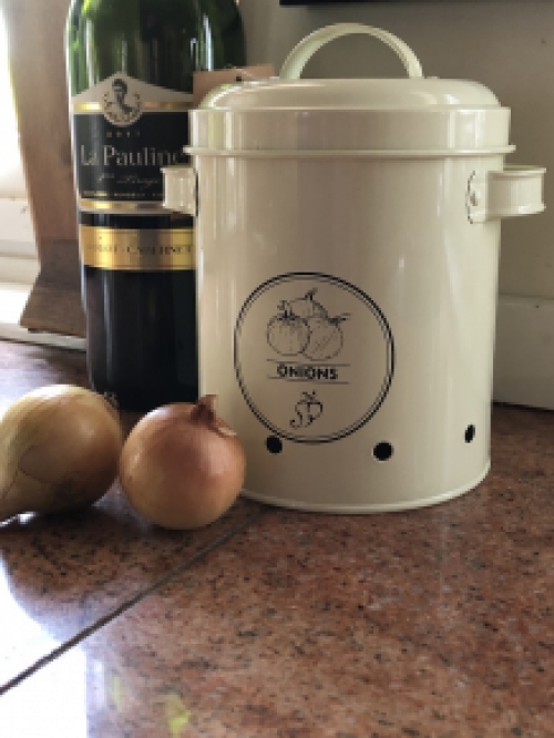 Beautiful decorative storage tin for onions