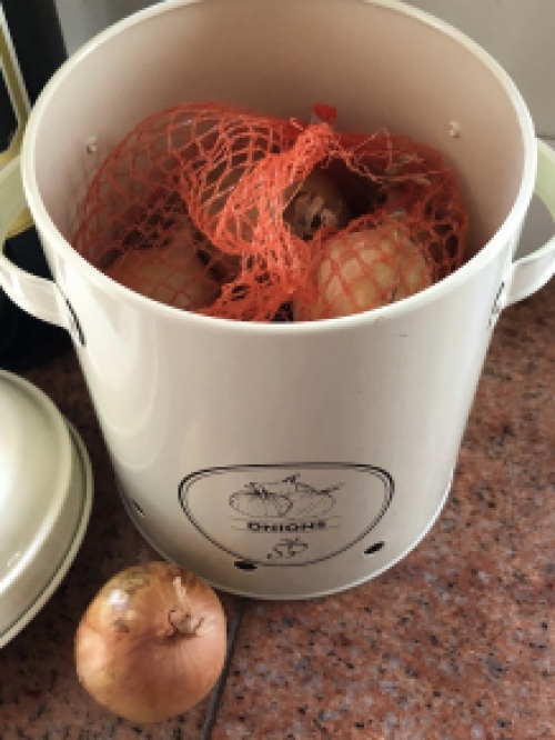 Beautiful decorative storage tin for onions