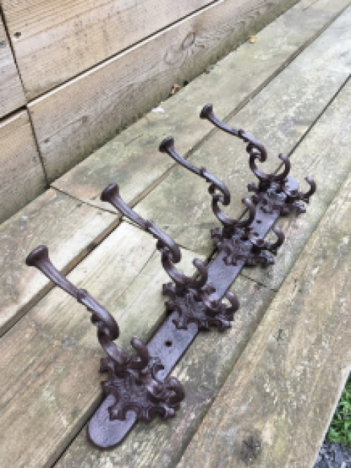 Een wand kapstok, met 4 haken met ieders 3 hangers, gemaakt van ijzer