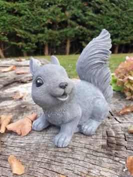 Eichhörnchen, Gartenstatue, süßes glückliches Eichhörnchen