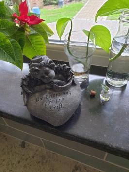 grave statue with angel