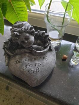 grave statue with angel