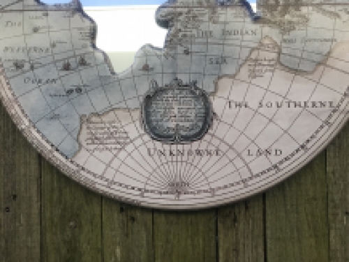 Mooie wanddecoratie, een antiek/vroeg afgebeelde wereld met hierin een spiegel
