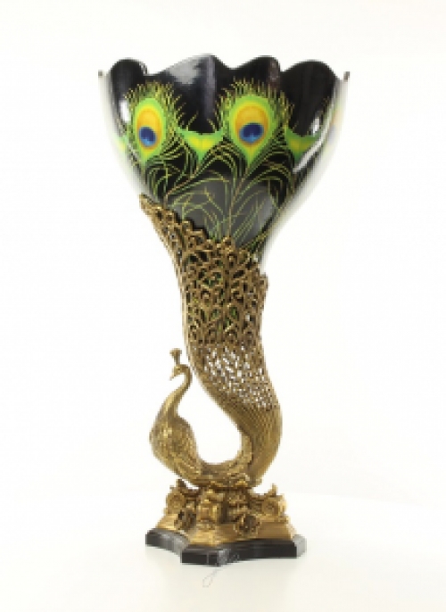 Eine in Bronze montierte Pfauenvase aus Porzellan