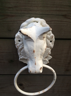 Paardenhoofd met ring gietijzer wit/rust.