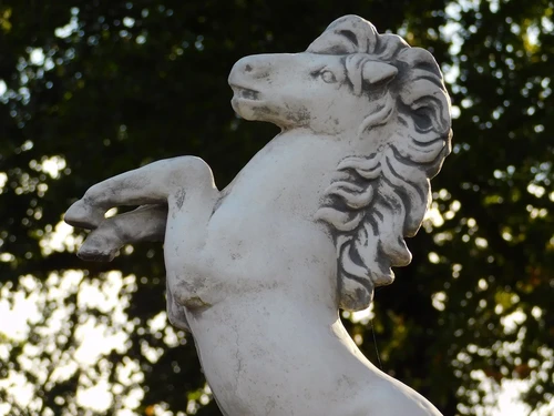 Horse on pedestal - 150 cm - Stone