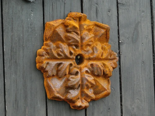 Cast-iron wall anchor in the shape of a leaf