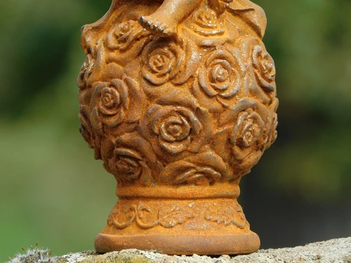 Engel op Bol van Rozen – Gietijzer – ca. 15,5 cm hoog