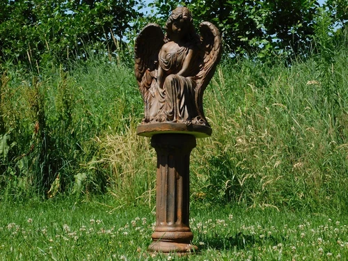 Engel auf Sockel – 95 cm – Stein in Oxid 