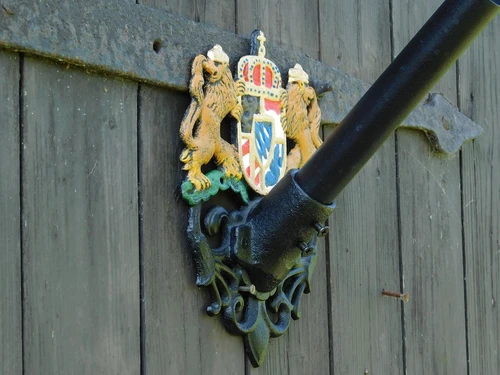 Flagpole holder with Royal Emblem – Powder-coated cast iron