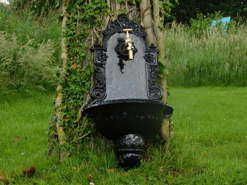 Wall-mounted fountain - Black - Aluminium with brass tap