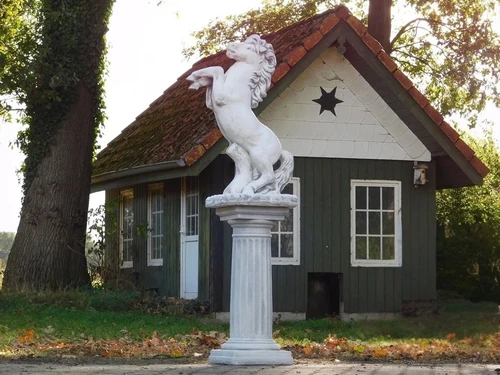 Horse on pedestal - 150 cm - Stone
