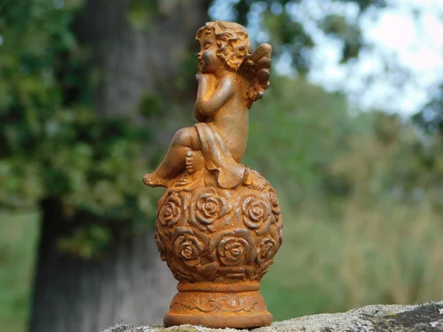 Engel op Bol van Rozen – Gietijzer – ca. 15,5 cm hoog