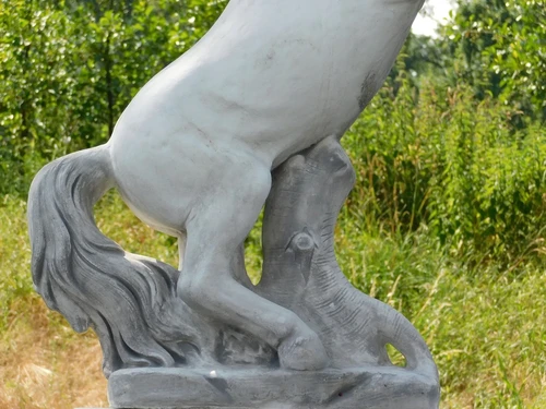 Steigendes Pferd auf Podest XL - 180 cm - Stein