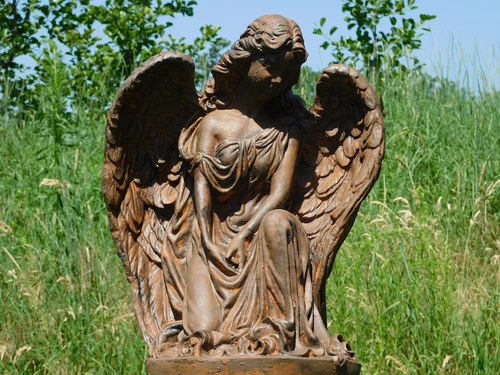 Engel auf Sockel – 95 cm – Stein in Oxid 