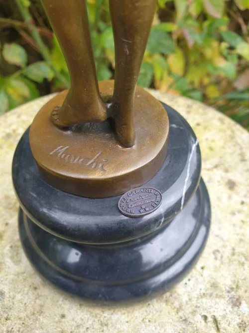 Bronze Statue of a Graceful Woman – Elegant Sculpture