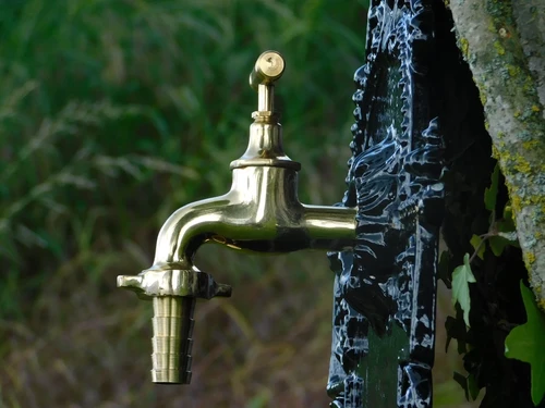 Wall-mounted fountain - Black - Aluminium with brass tap