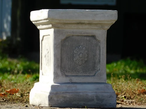 Pedestal Small - 25 cm - Square - Solid Stone