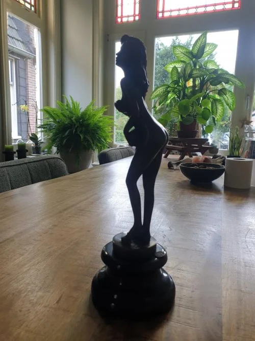 Bronze Statue of a Graceful Woman – Elegant Sculpture