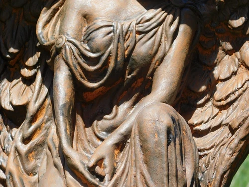 Engel auf Sockel – 95 cm – Stein in Oxid 