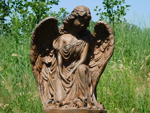 Engel auf Sockel – 95 cm – Stein in Oxid 