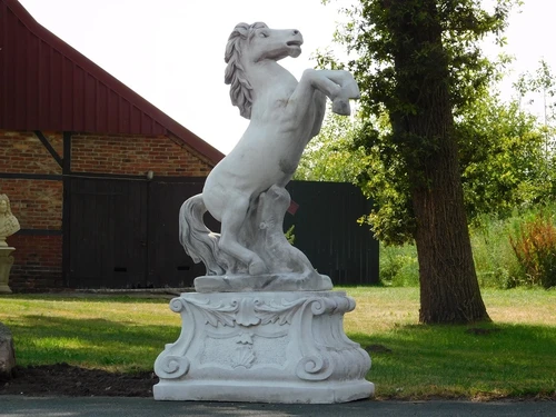 Steigendes Pferd auf Podest XL - 180 cm - Stein