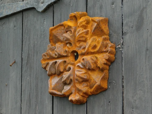 Cast-iron wall anchor in the shape of a leaf