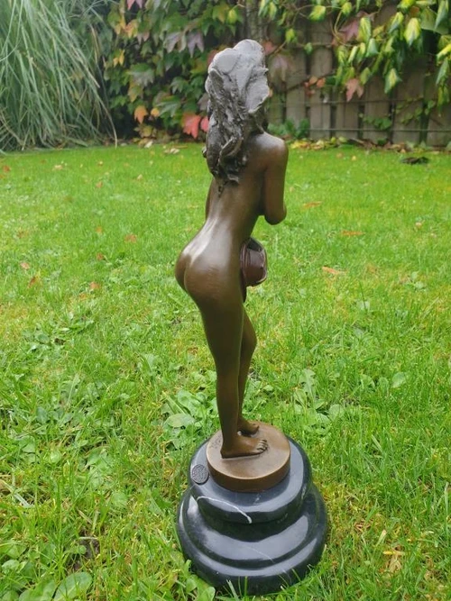 Bronze Statue of a Graceful Woman – Elegant Sculpture