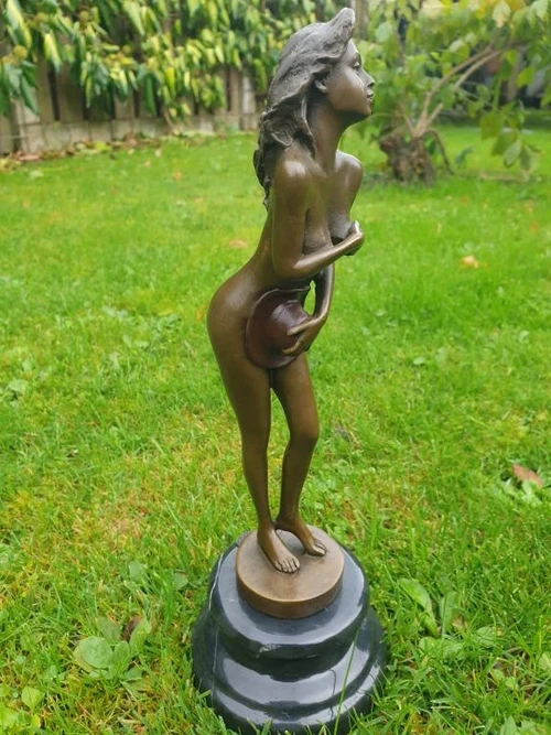 Bronze Statue of a Graceful Woman – Elegant Sculpture