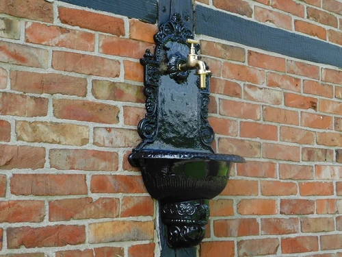 Wall-mounted fountain - Black - Aluminium with brass tap