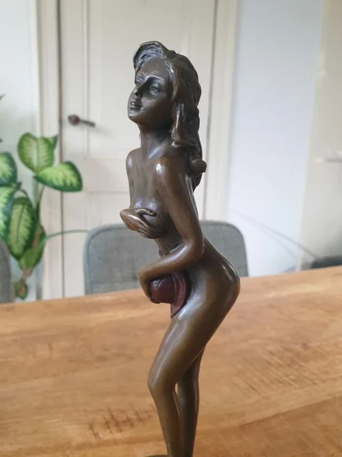 Bronze Statue of a Graceful Woman – Elegant Sculpture