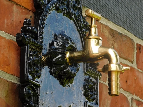Wall-mounted fountain - Black - Aluminium with brass tap