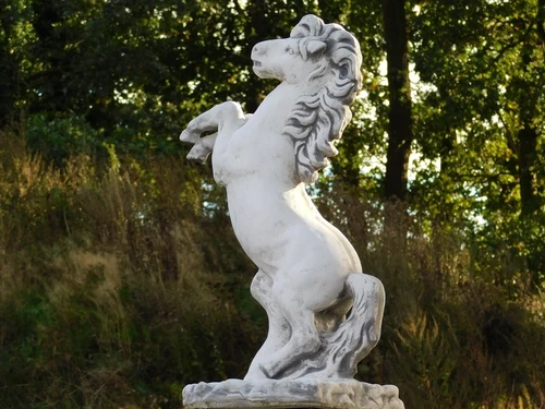 Horse on pedestal - 150 cm - Stone