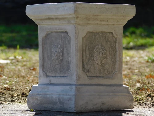 Pedestal Small - 25 cm - Square - Solid Stone